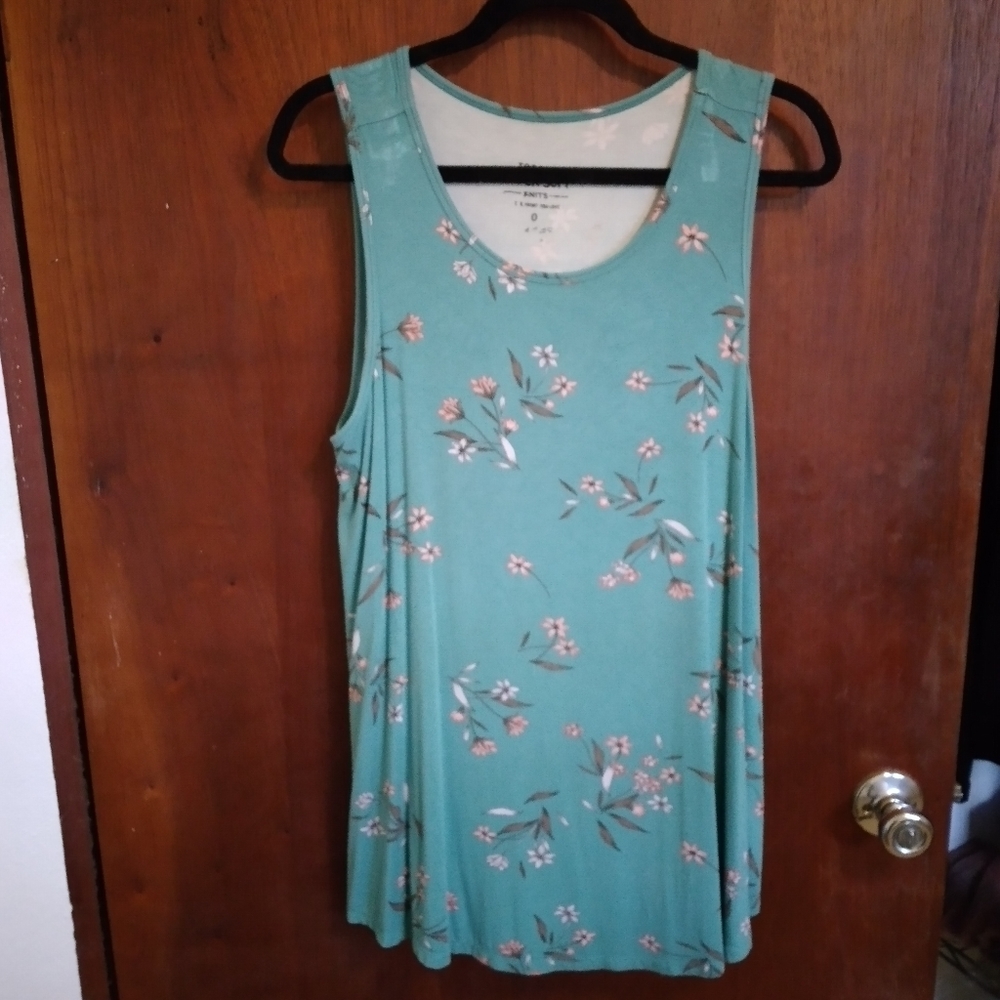 Torrid super soft green floral crew tank